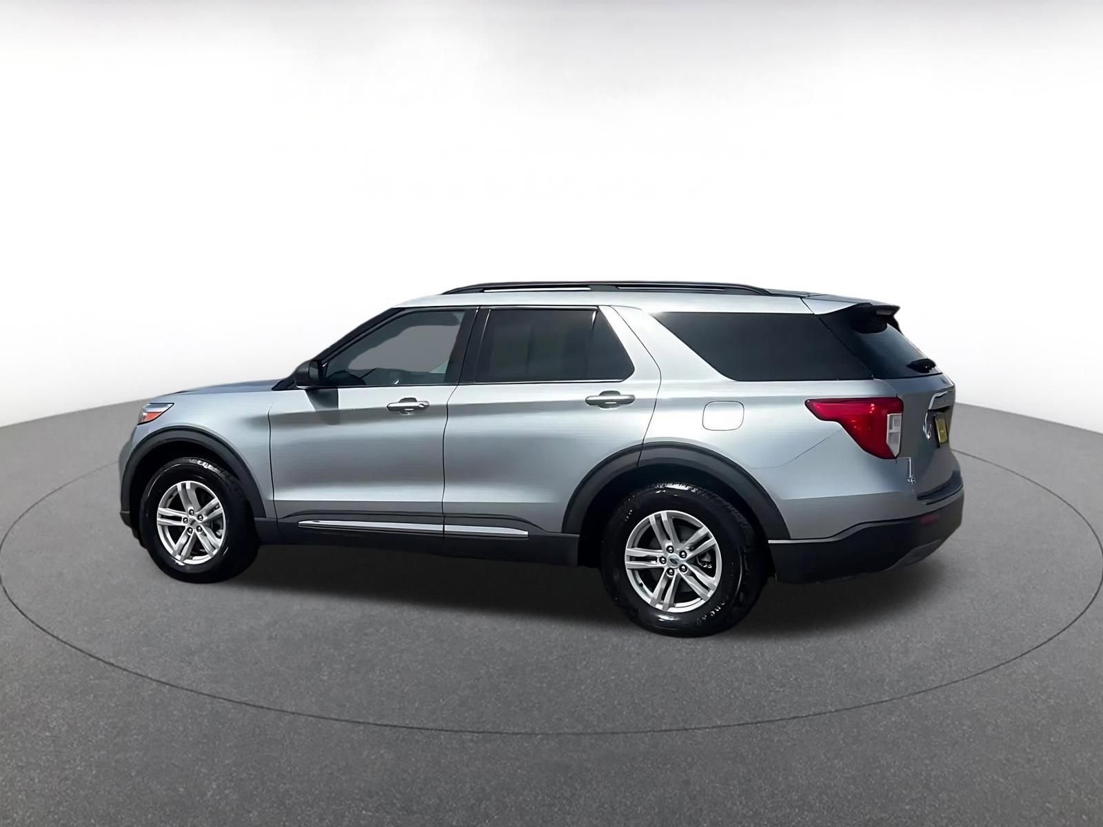 Used 2023 Ford Explorer XLT w/ Equipment Group 202A RWD image 10