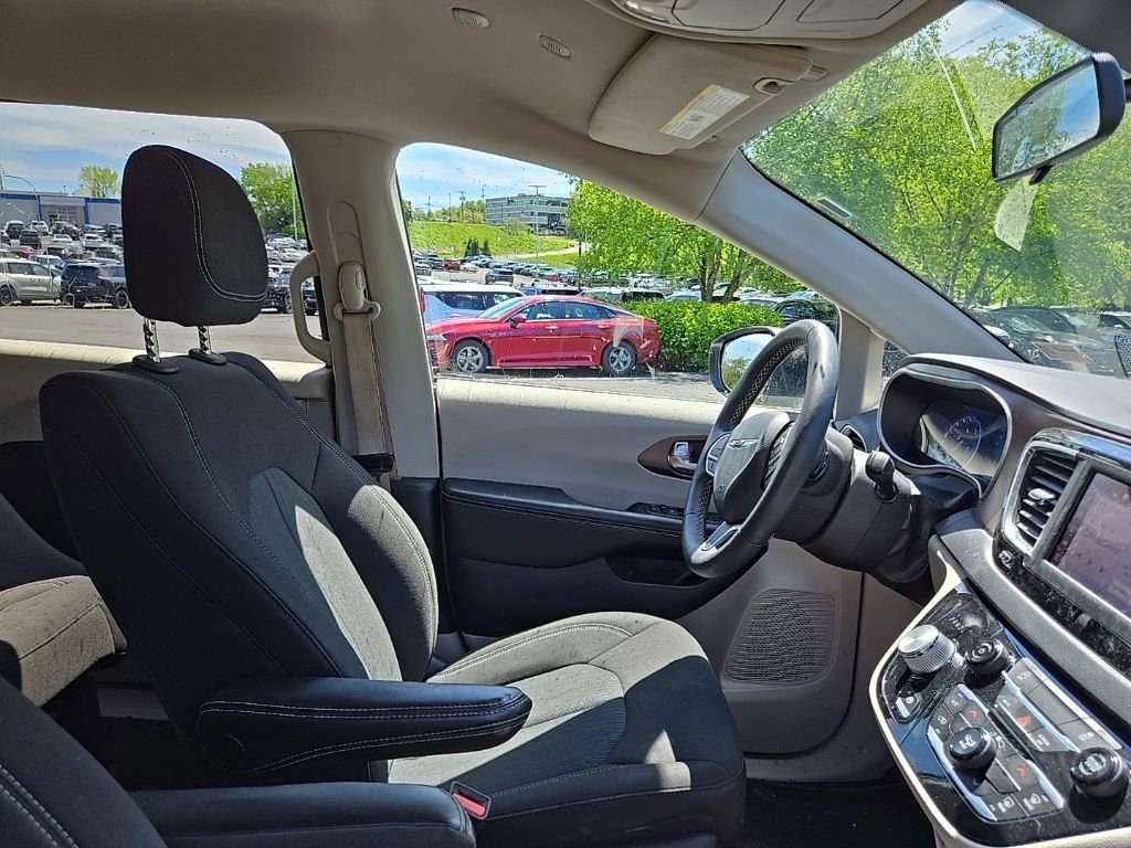 Used 2022 Chrysler Voyager LX FWD image 31