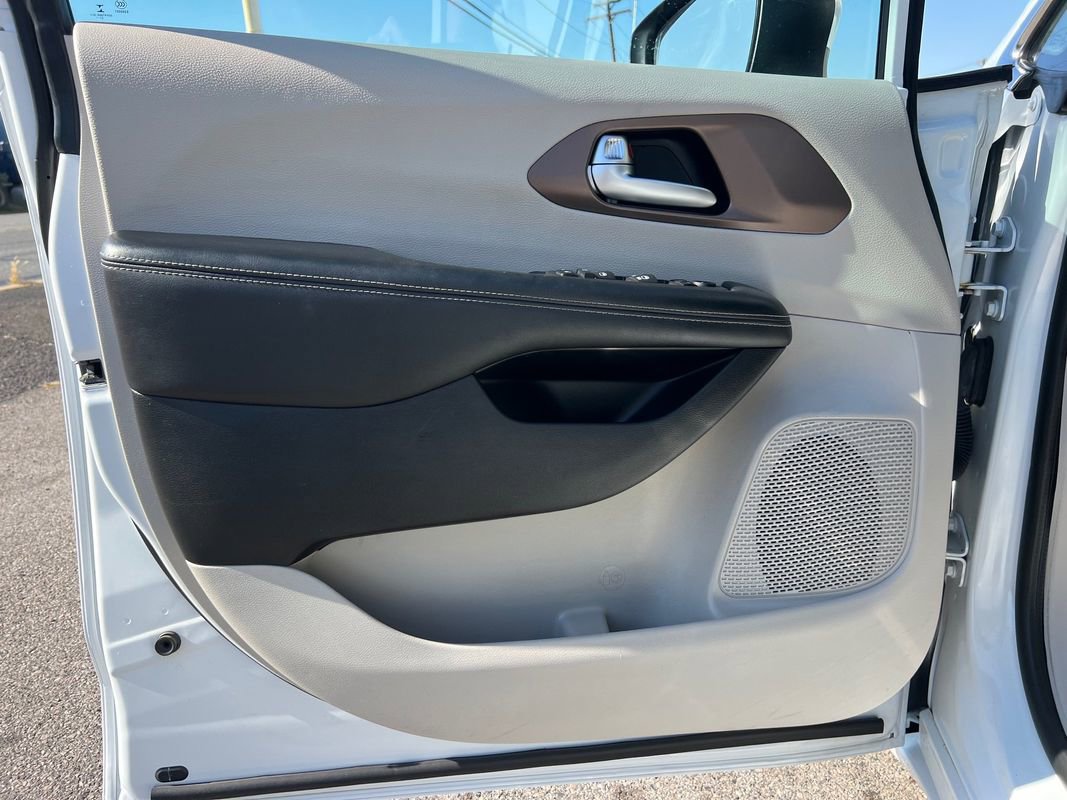 Used 2022 Chrysler Voyager LX image 10