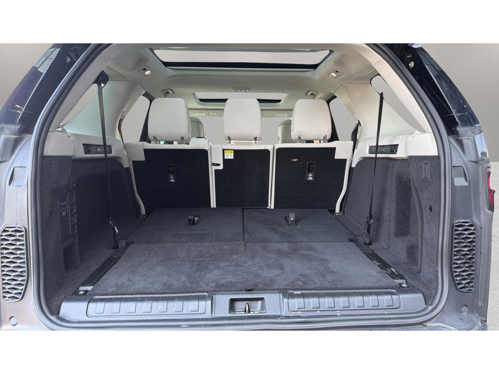 Used 2025 Land Rover Discovery S image 17