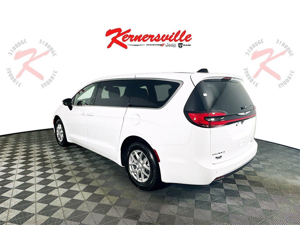 New 2026 Chrysler Pacifica Select image 5