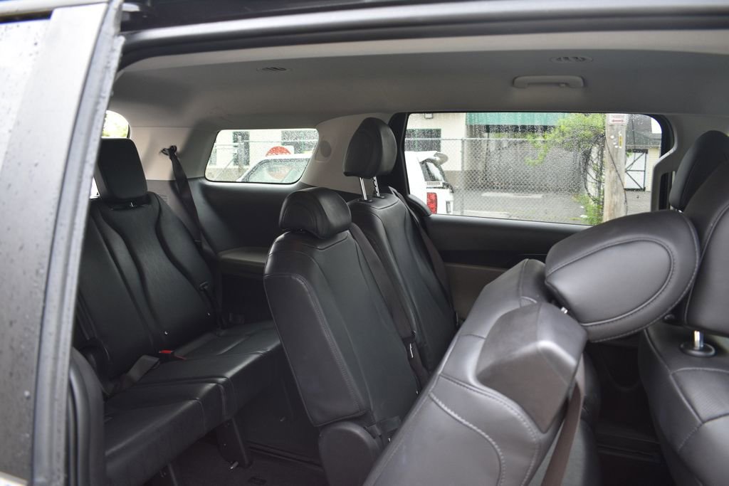 Used 2025 Kia Carnival FWD image 31
