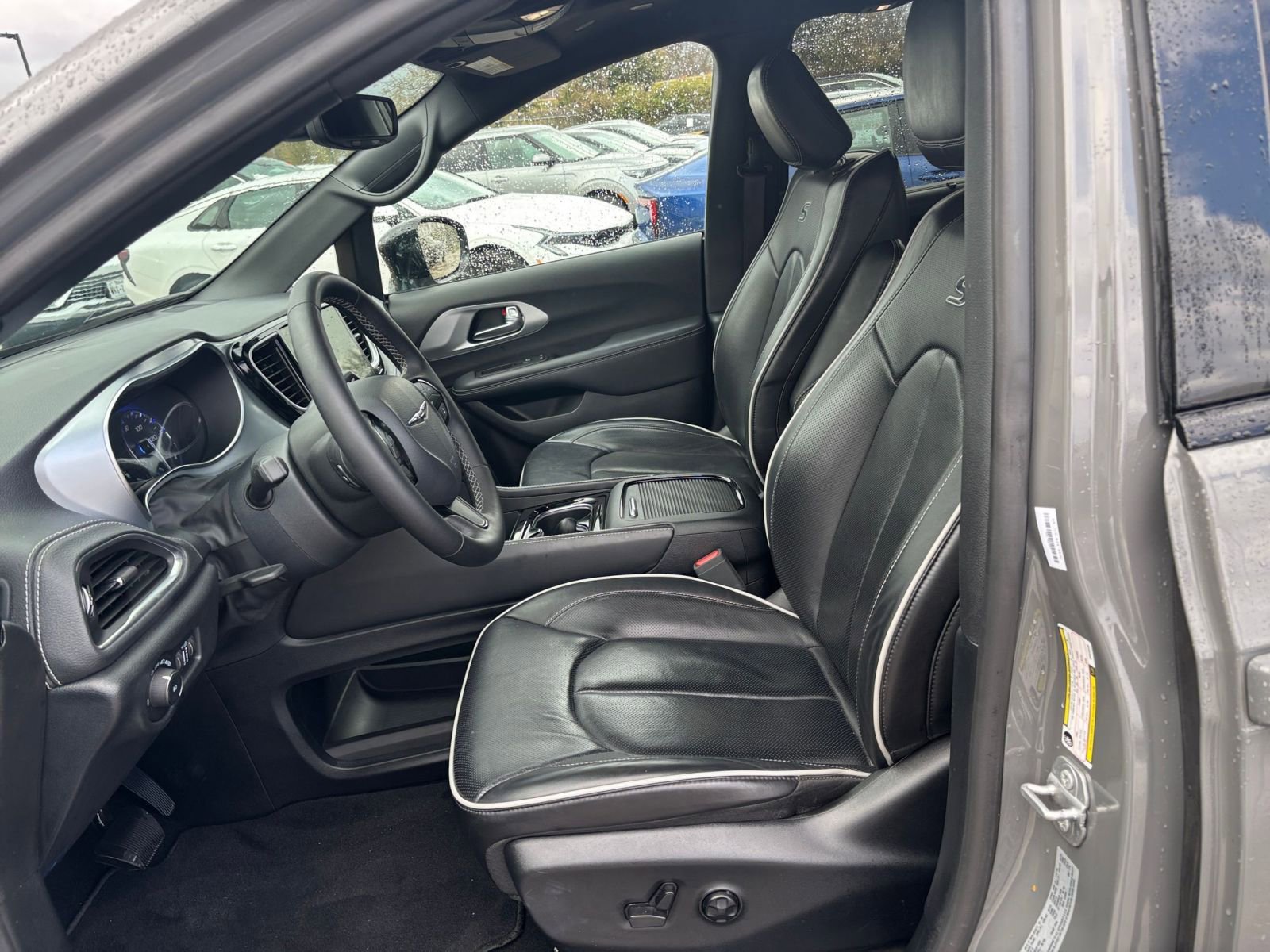 Used 2025 Chrysler Pacifica Limited image 30