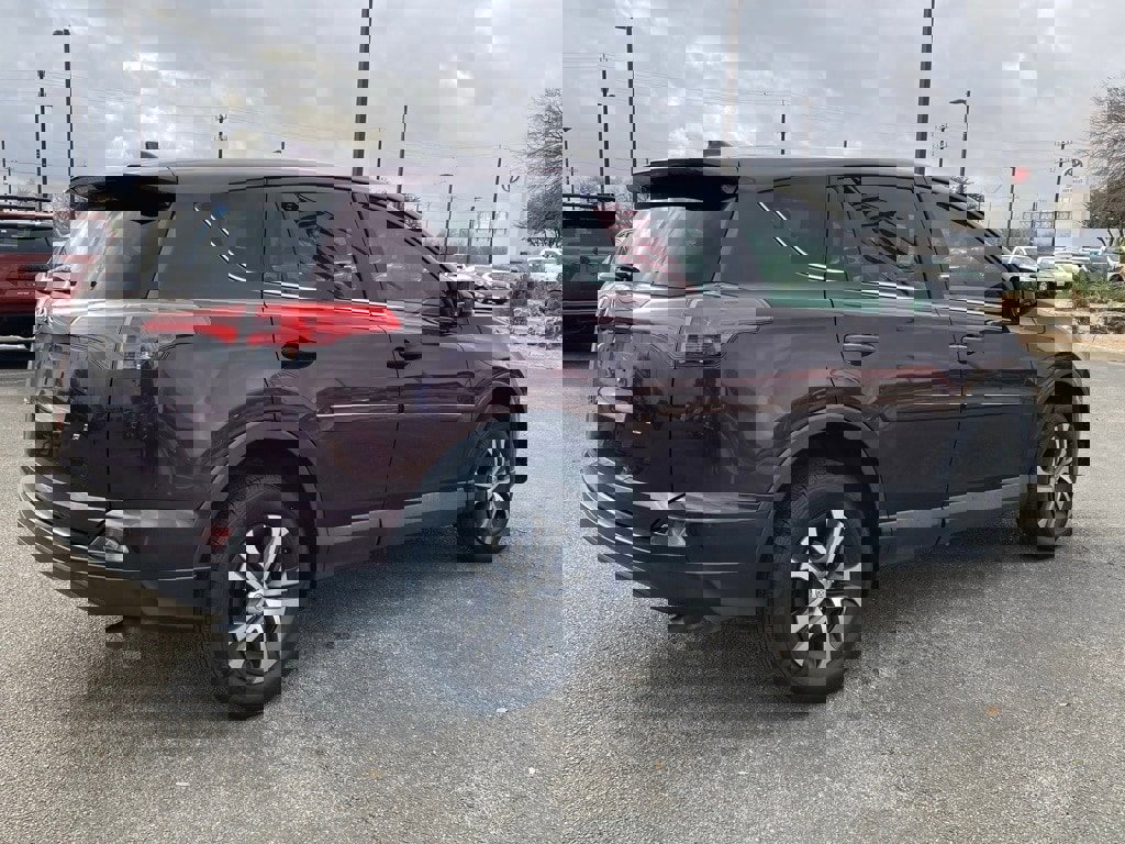 Used 2018 Toyota RAV4 LE image 5