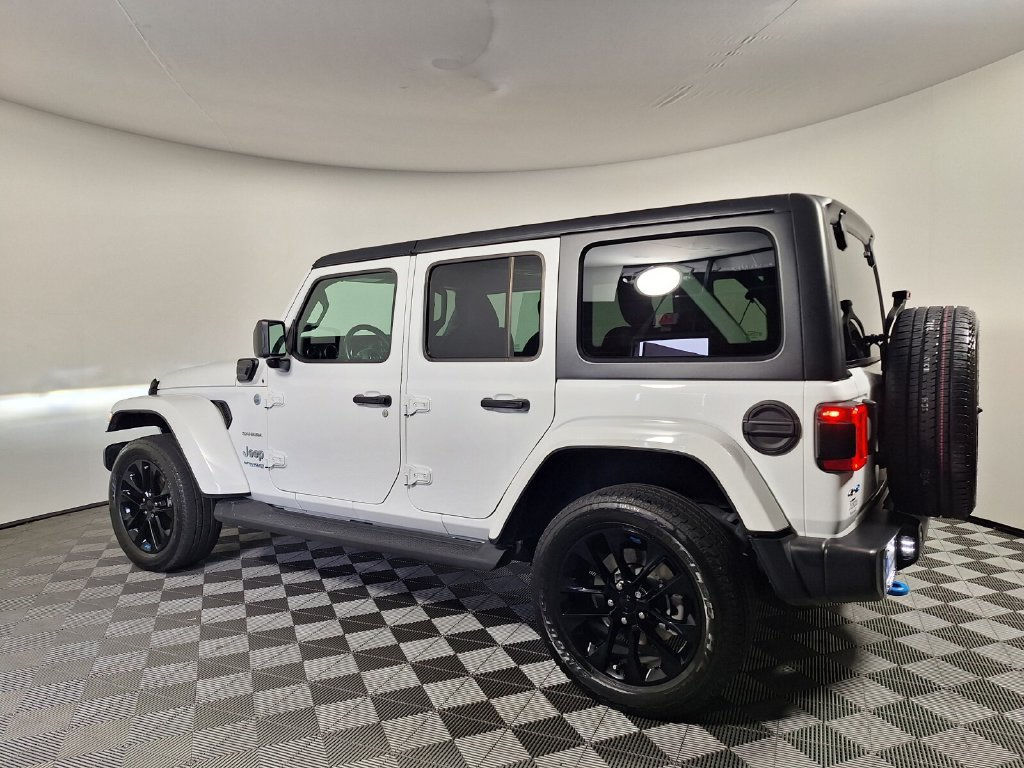 Used 2022 Jeep Wrangler Unlimited Sahara w/ Cold Weather Group AWD/4WD image 3