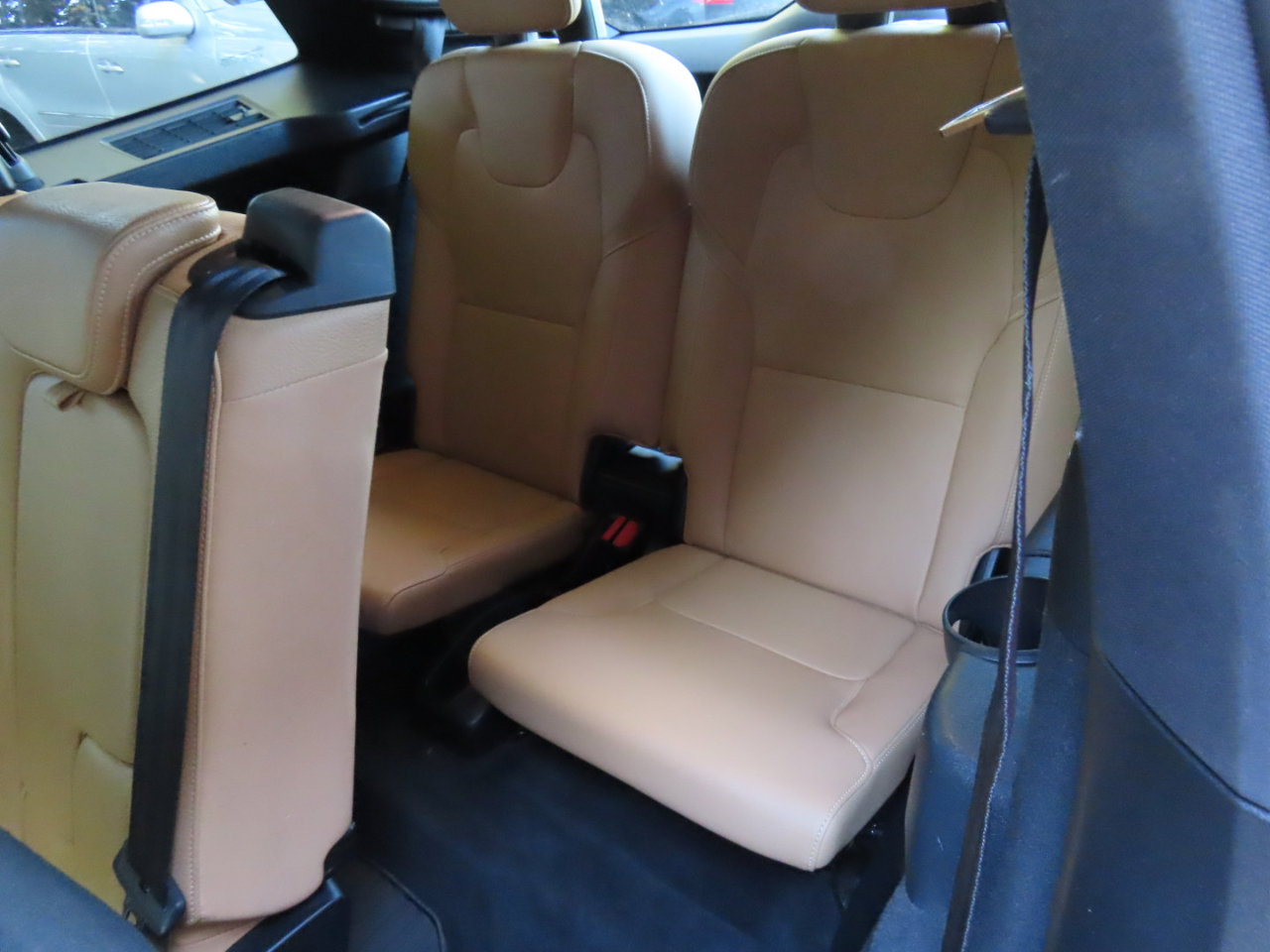 Used 2017 Volvo XC90 T6 Momentum w/ Vision Package image 16