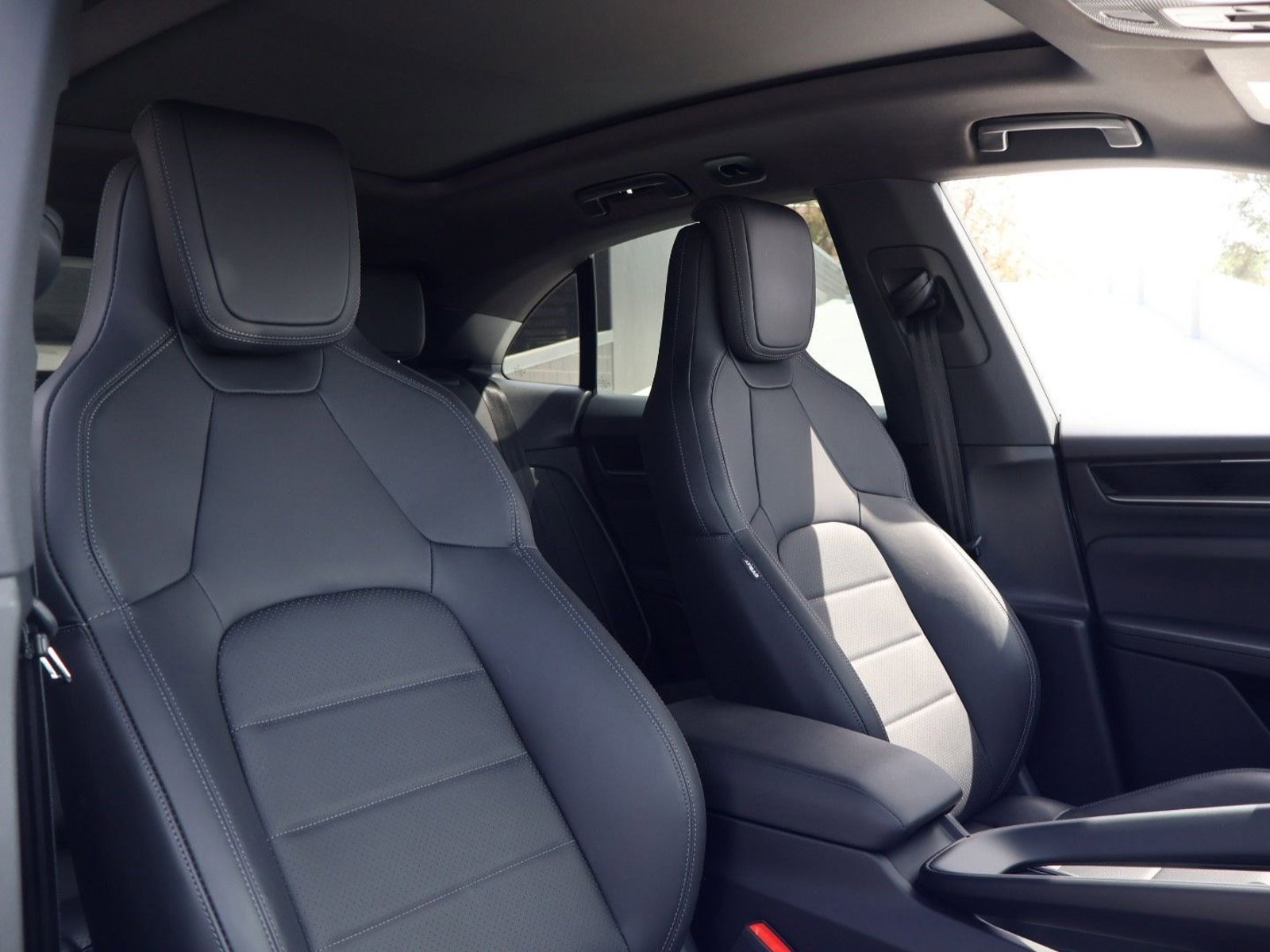 Certified 2025 Porsche Macan 4 Electric image 23