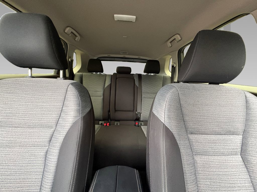 Used 2023 Nissan Rogue SV image 2