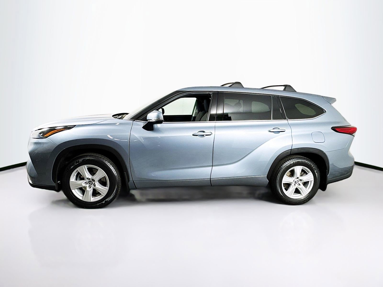 Used 2022 Toyota Highlander LE AWD/4WD image 4