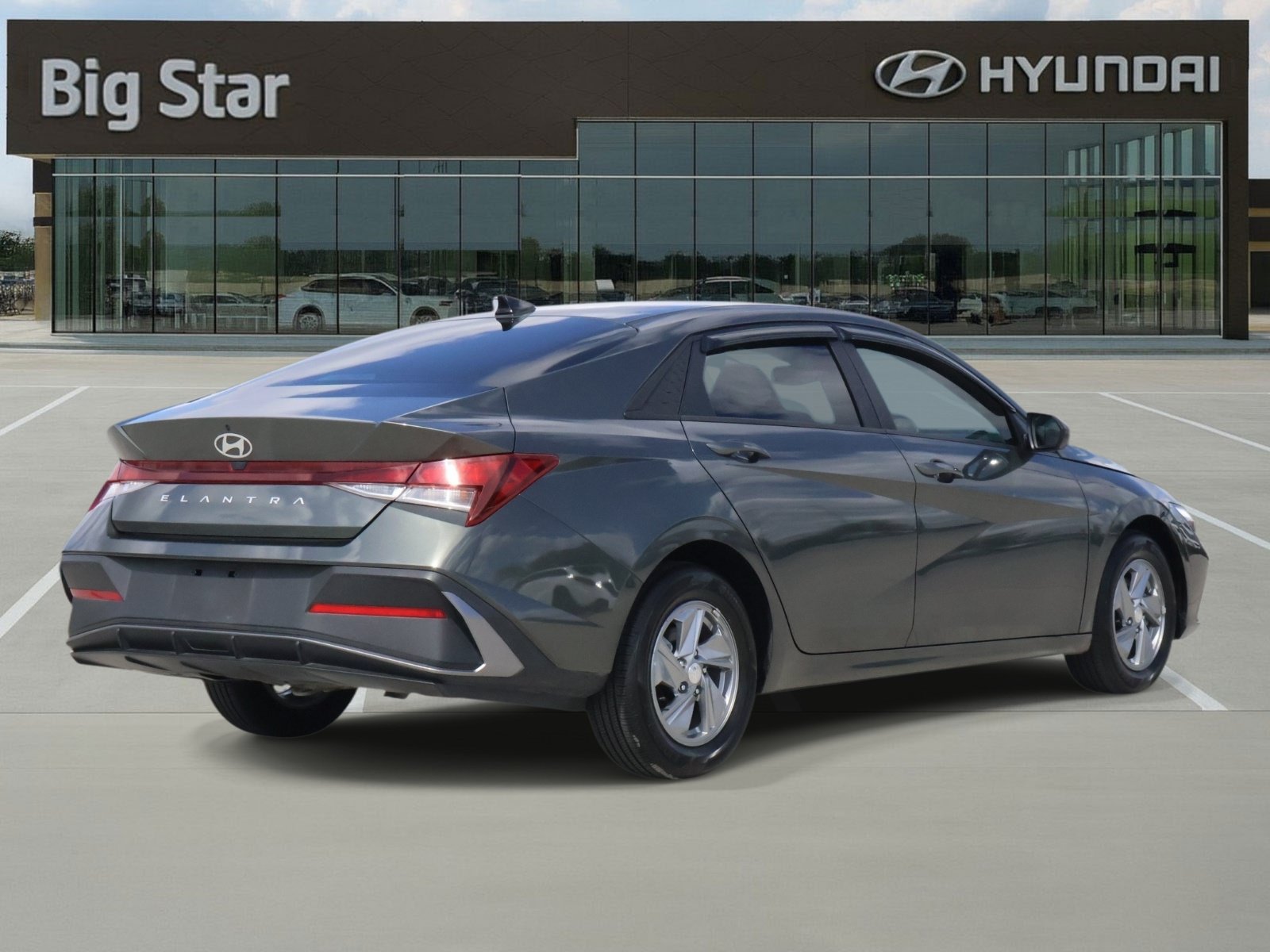 Used 2024 Hyundai Elantra SE FWD image 4
