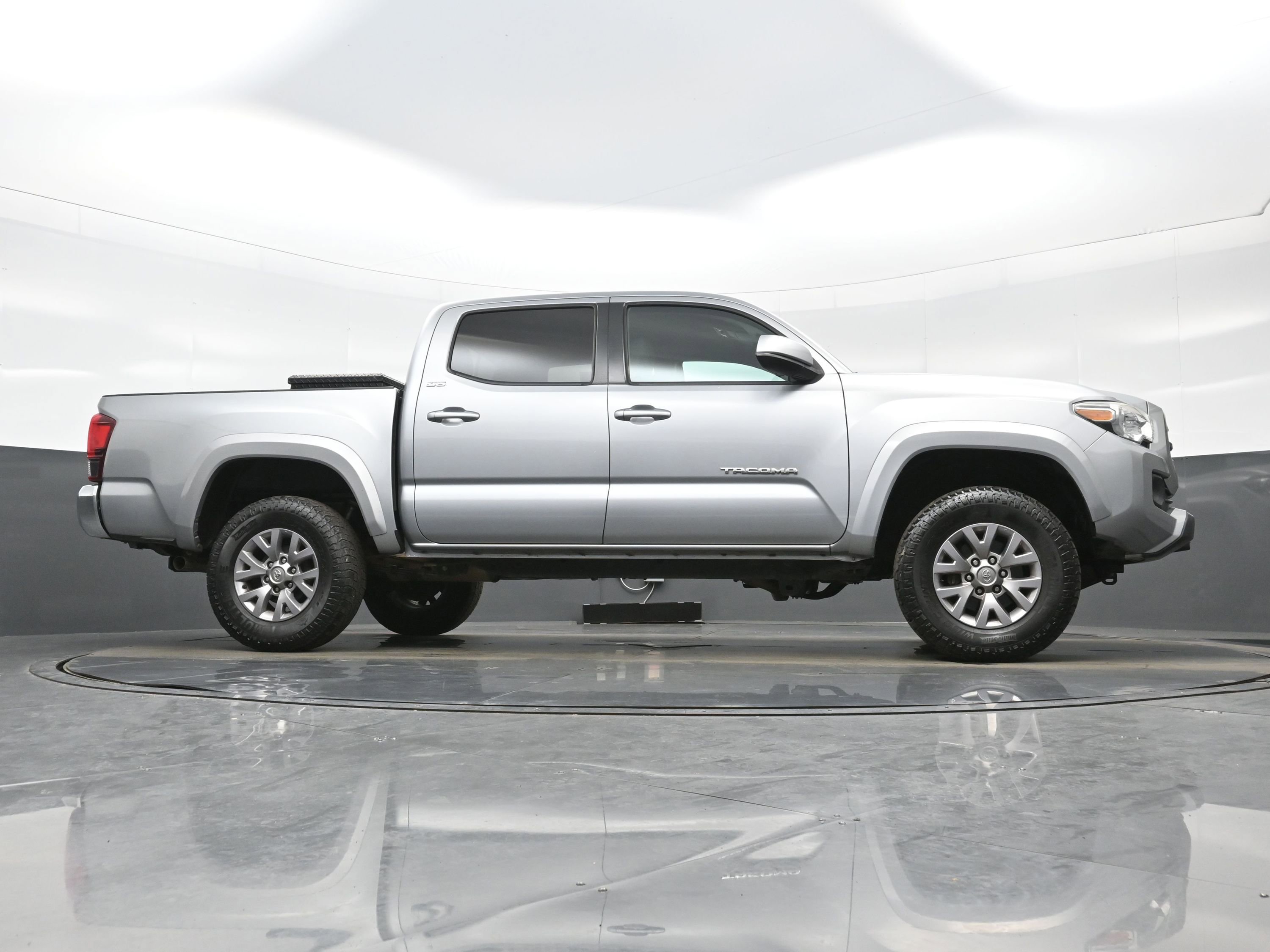 Used 2019 Toyota Tacoma SR5 AWD/4WD image 32