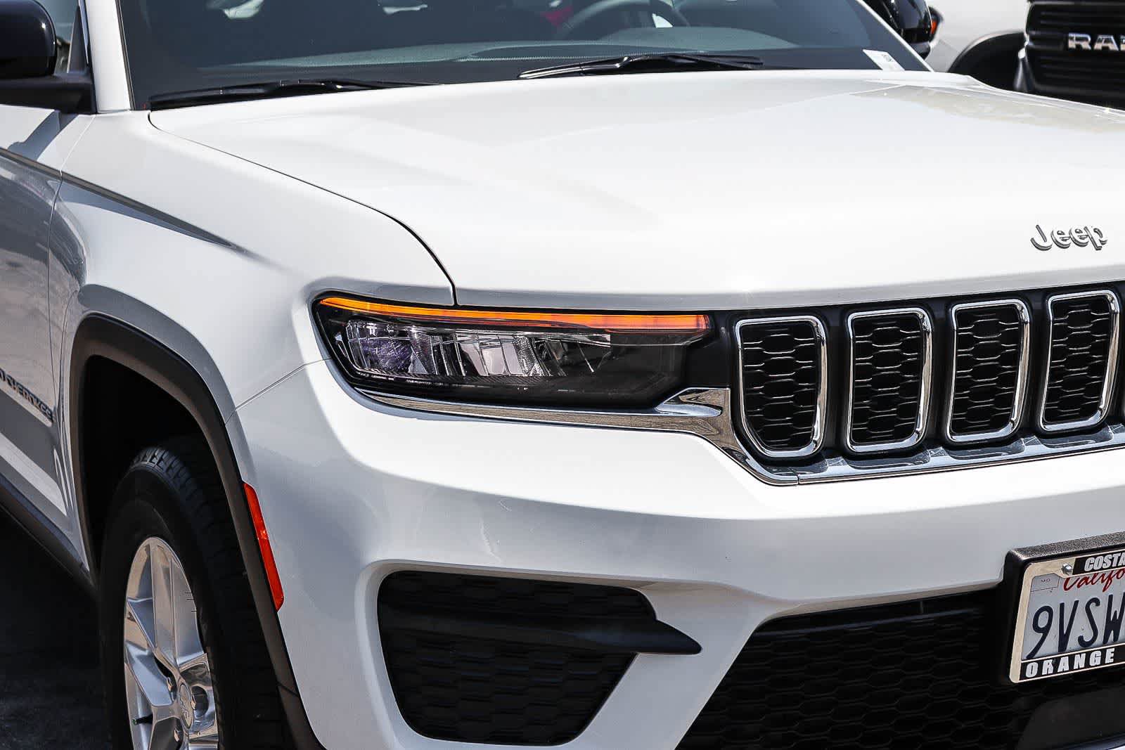 Used 2025 Jeep Grand Cherokee Laredo X RWD image 9