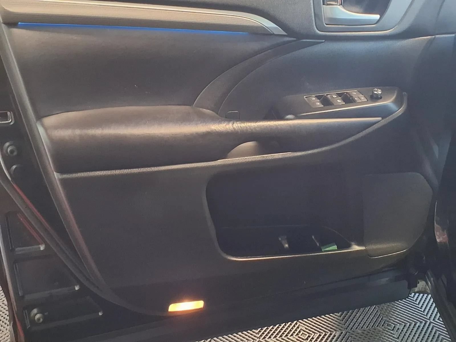 Used 2017 Toyota Highlander XLE AWD/4WD image 21