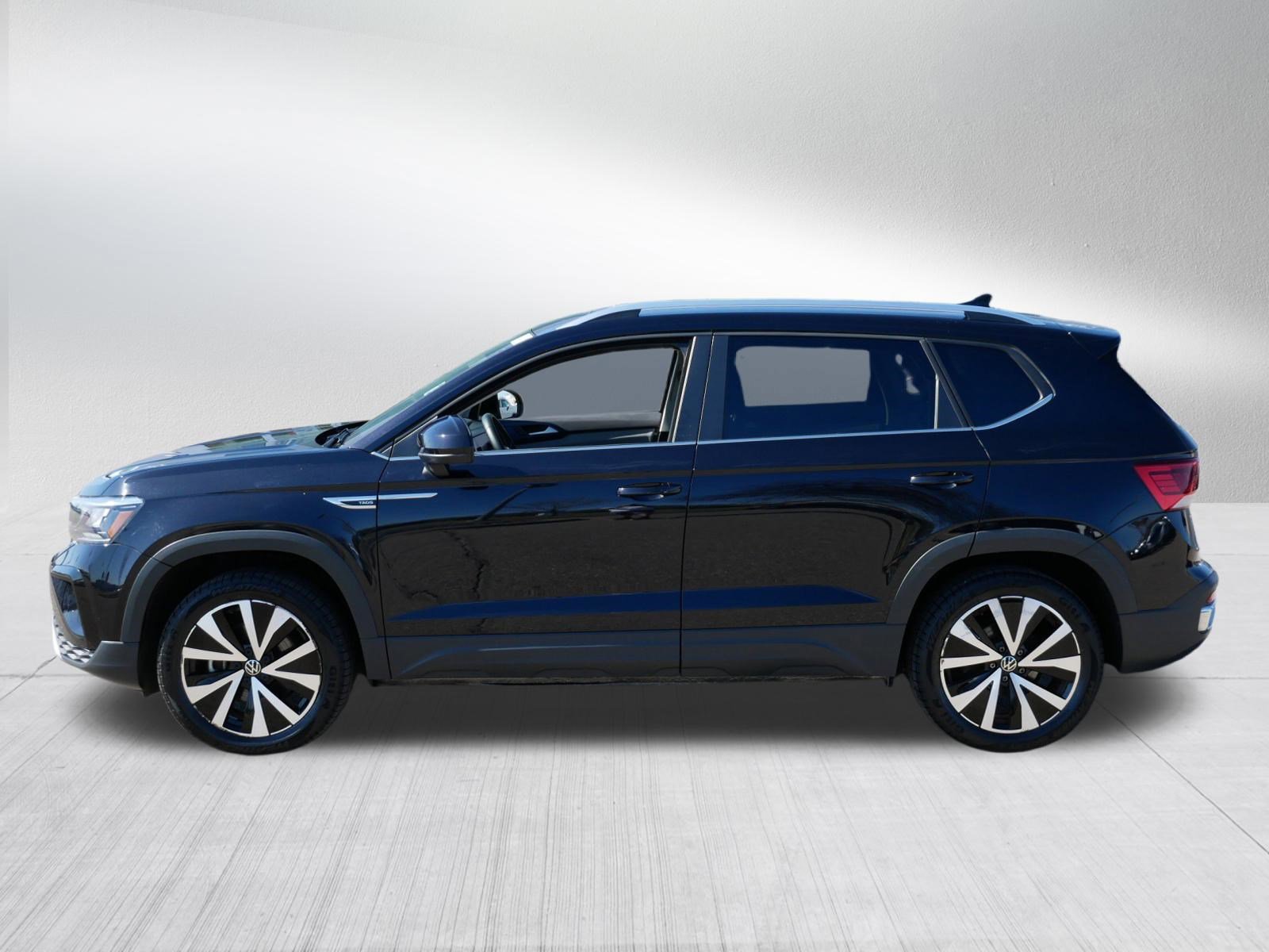 Certified 2022 Volkswagen Taos SE w/ Panoramic Sunroof Package AWD/4WD image 4