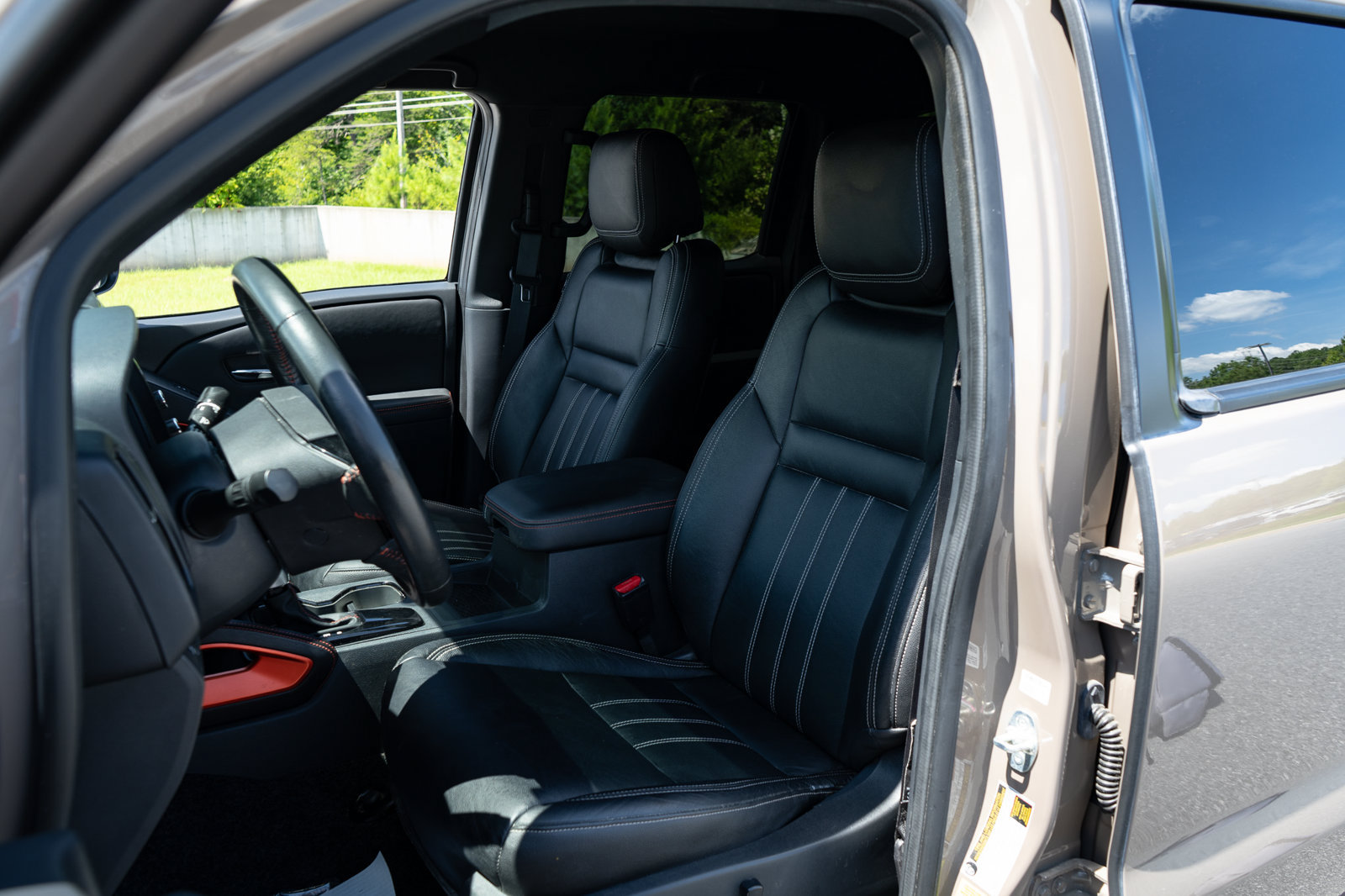 Used 2023 Nissan Frontier PRO-4X w/ Pro Convenience Package AWD/4WD image 15