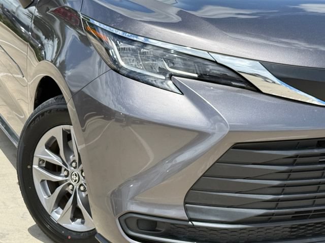 Used 2023 Toyota Sienna LE w/ LE Plus Package FWD image 3