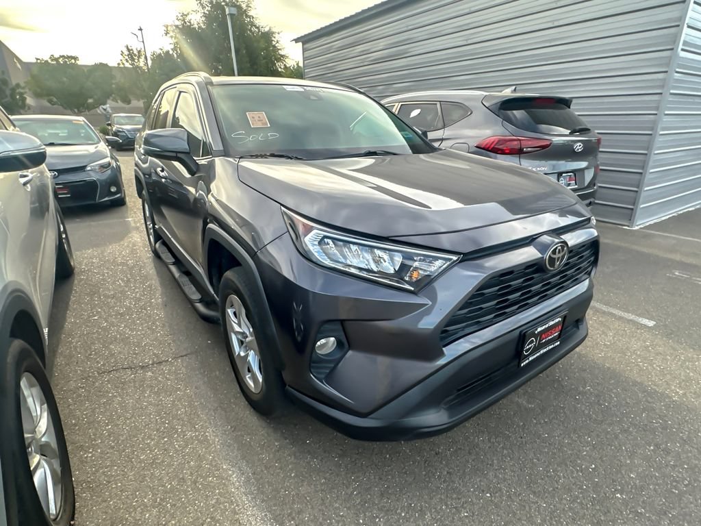 Used 2020 Toyota RAV4 XLE w/ Convenience Package FWD image 1