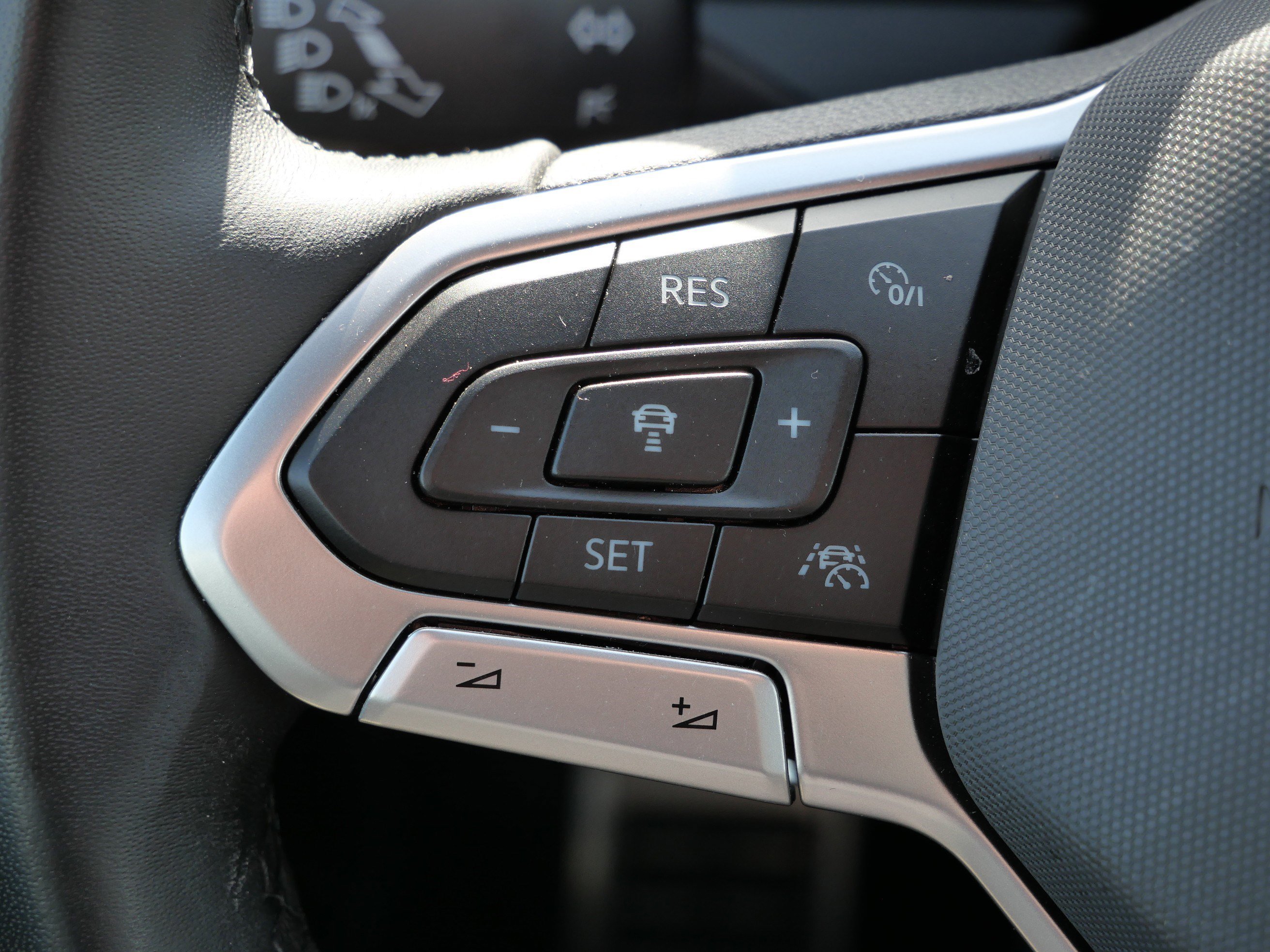 Certified 2025 Volkswagen Jetta Sport image 33