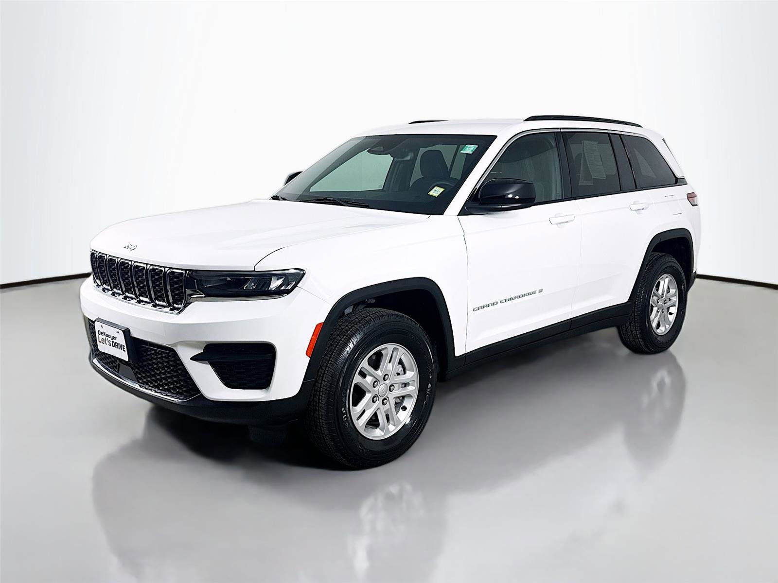 Used 2024 Jeep Grand Cherokee Laredo w/ Trailer Tow Package image 5