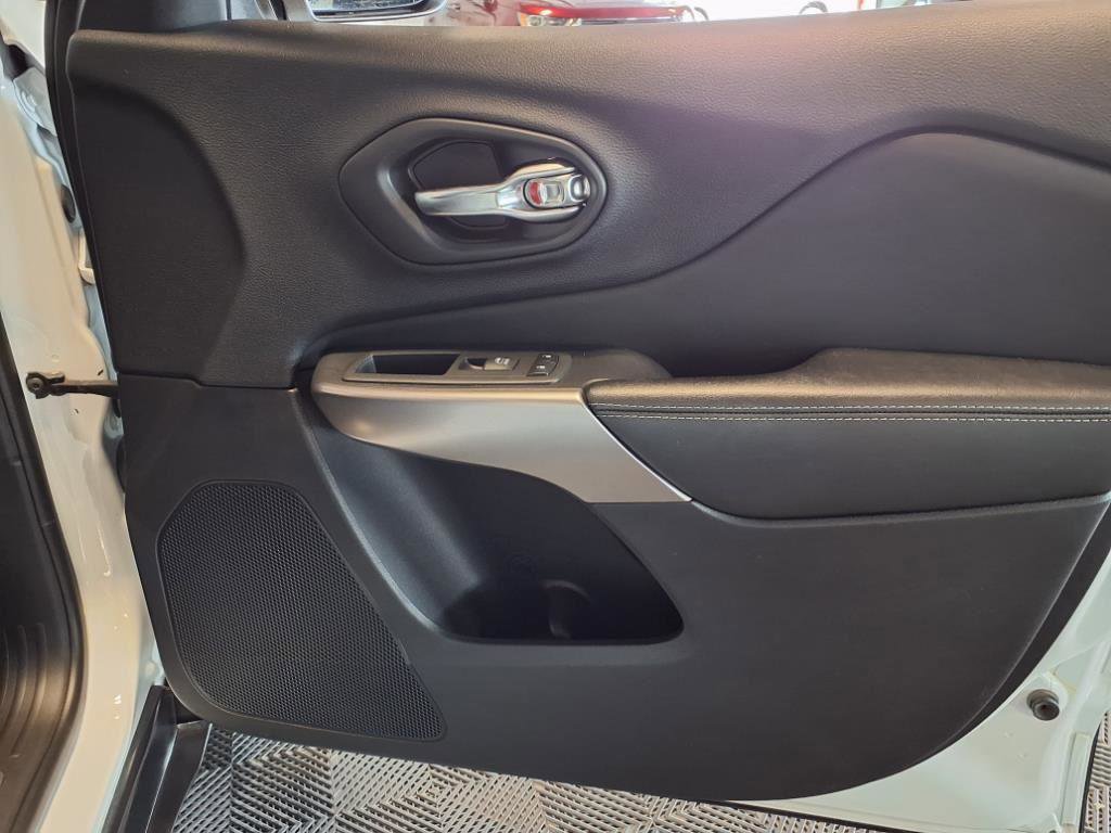 Used 2019 Jeep Cherokee Limited image 14