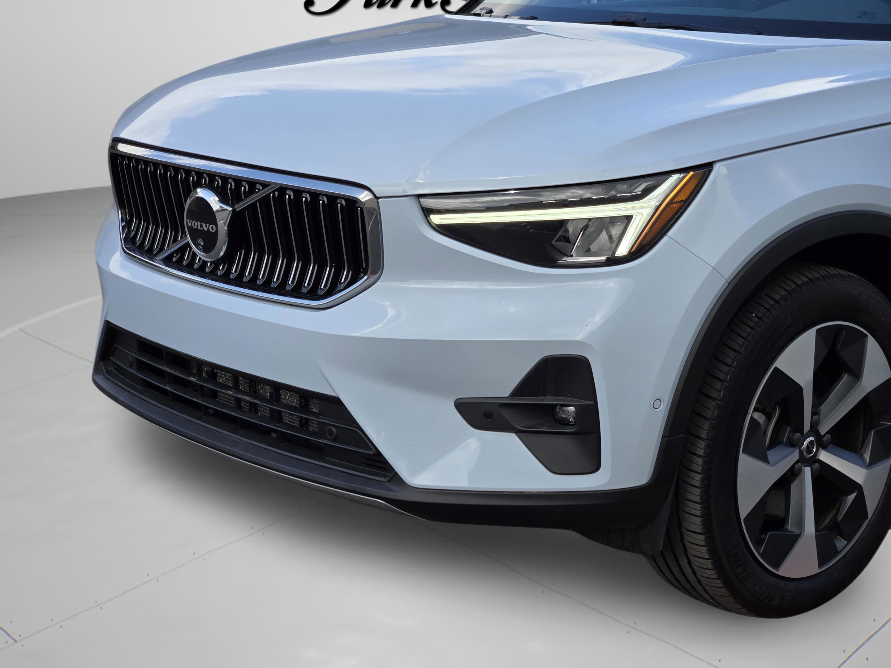 Used 2025 Volvo XC40 B5 Plus image 35