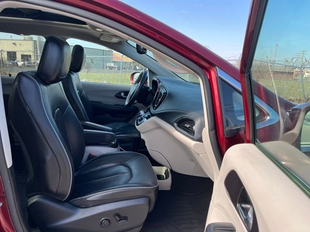 Used 2020 Chrysler Pacifica Limited image 24