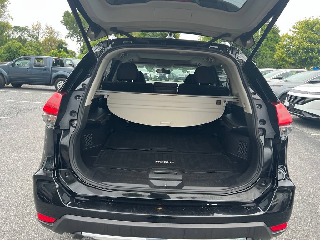 Used 2018 Nissan Rogue SV w/ Sun & Sound Touring Package AWD/4WD image 16