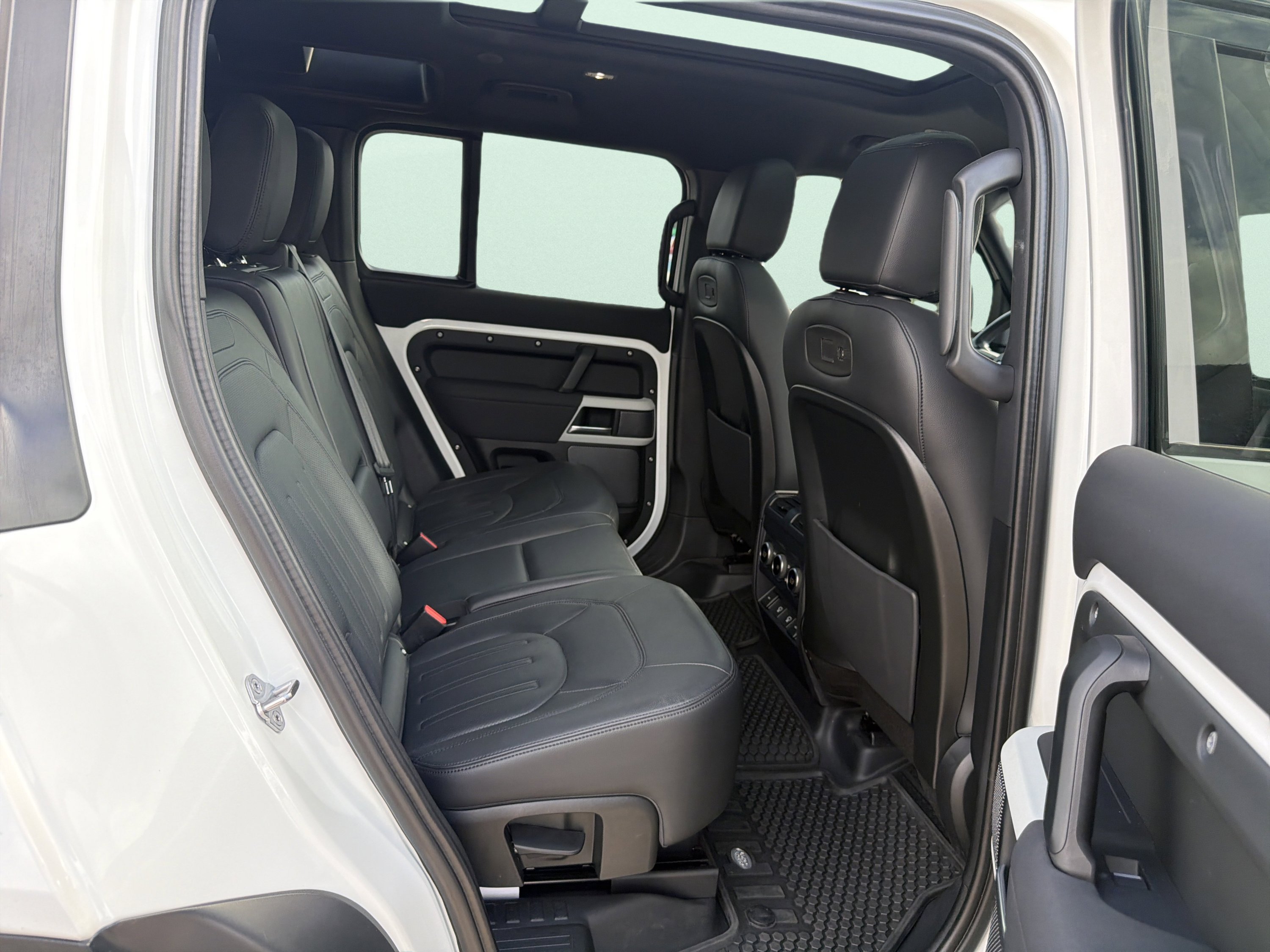 Used 2022 Land Rover Defender 110 S AWD/4WD image 45