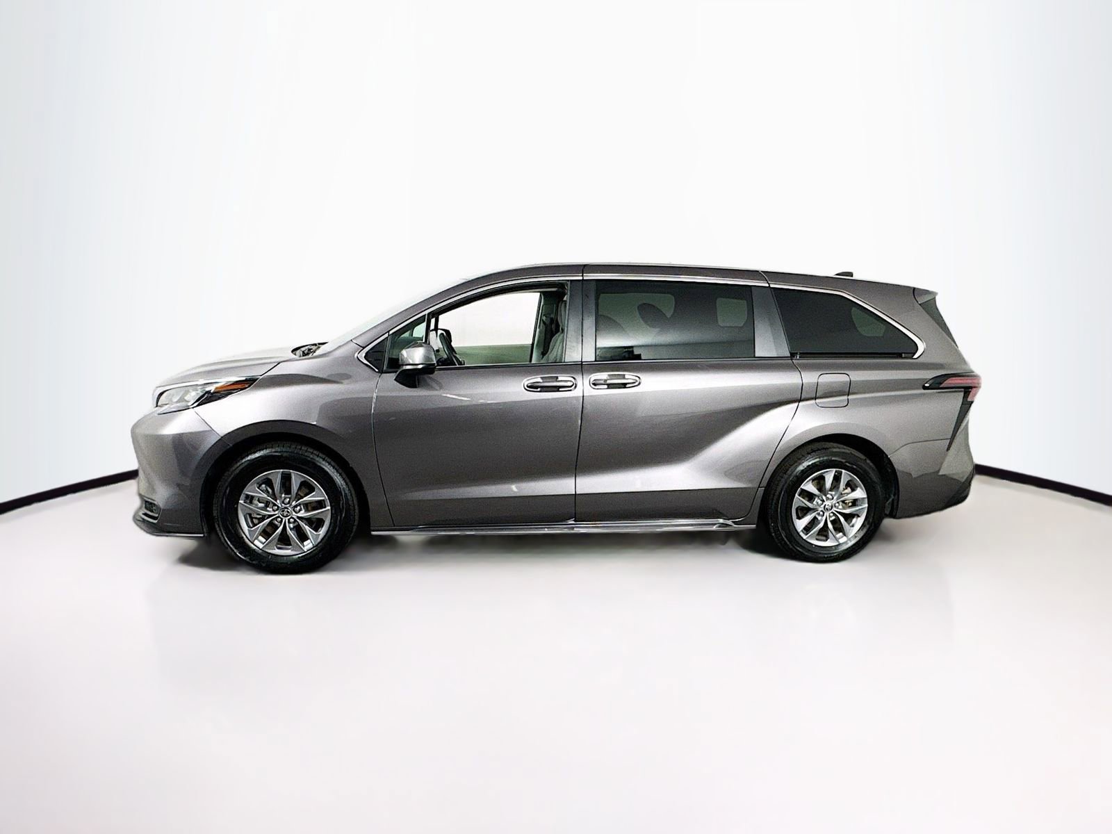 Used 2024 Toyota Sienna LE FWD image 4