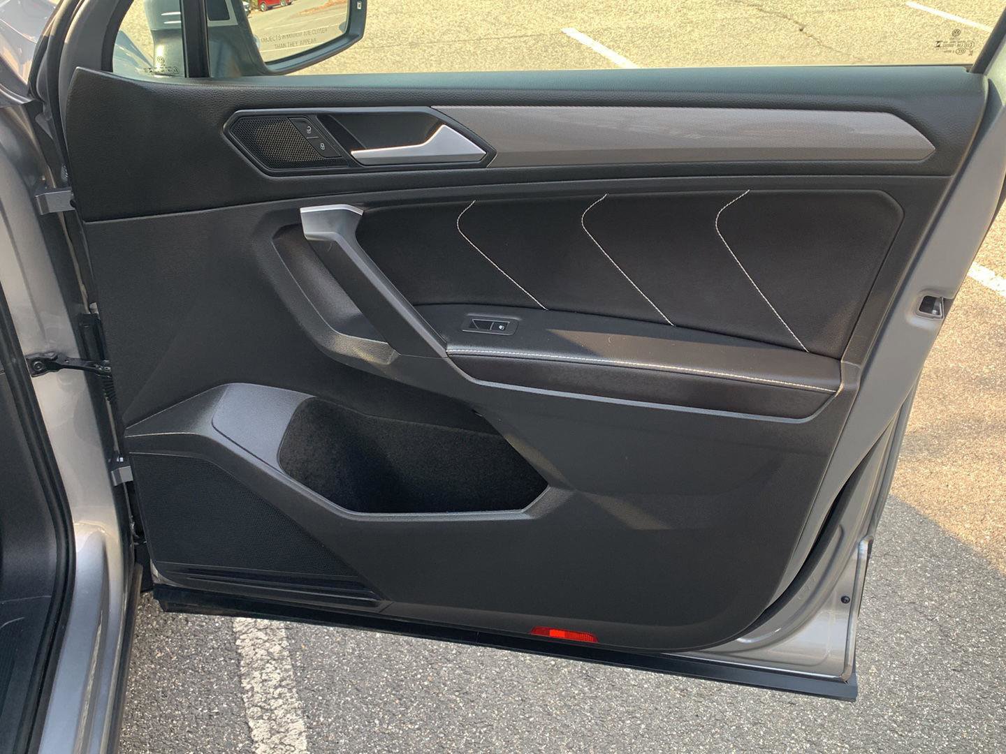 Used 2024 Volkswagen Tiguan SE w/ Panoramic Sunroof Package image 14