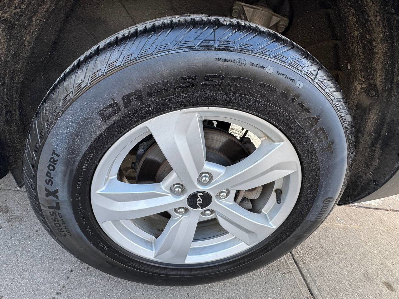 Used 2023 Kia Sorento LX image 31