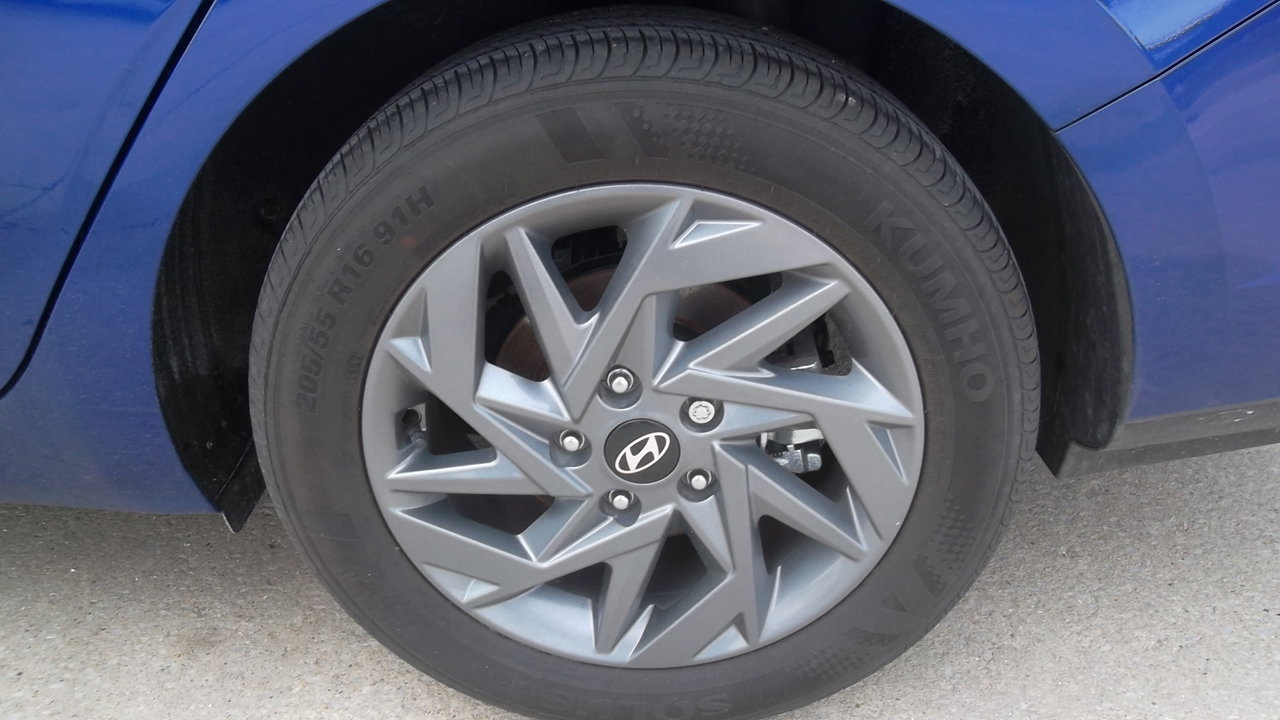 Used 2025 Hyundai Elantra Blue image 16