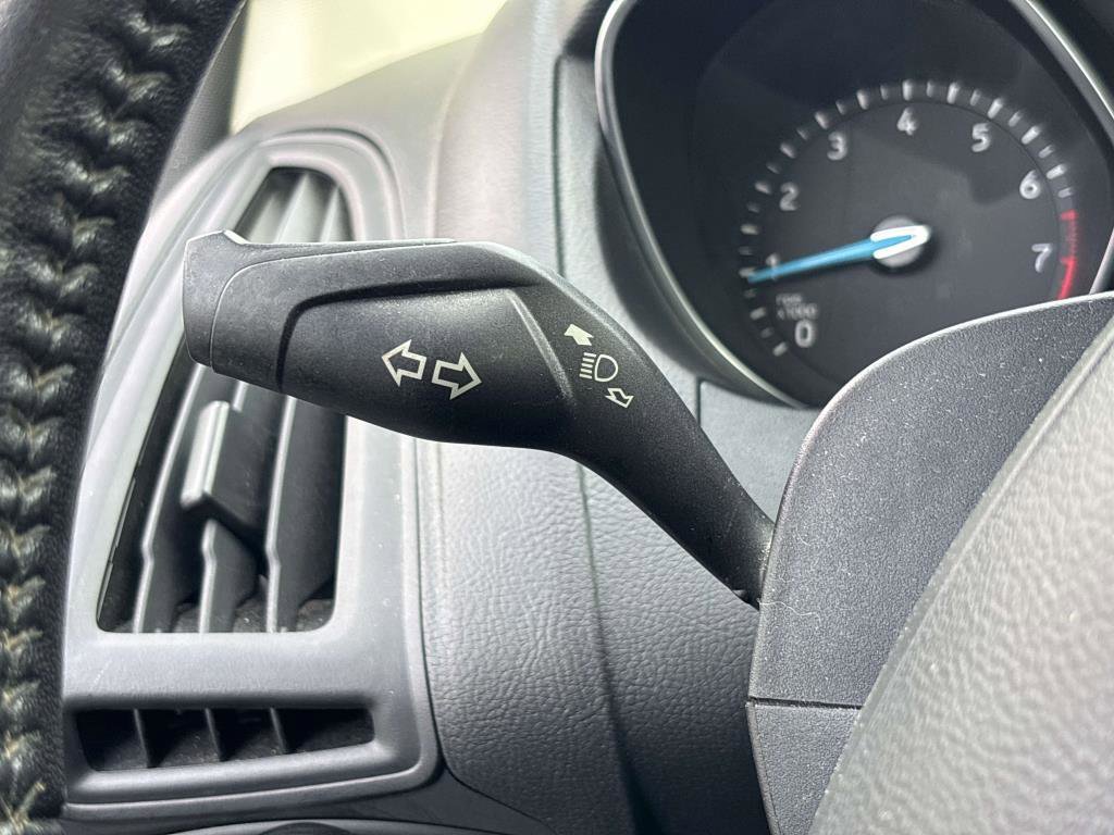 Used 2018 Ford Focus SE w/ SE Appearance Package image 26