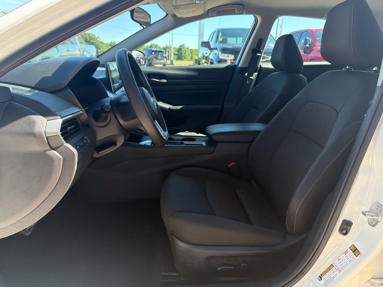 Used 2025 Nissan Altima 2.5 SV FWD image 14