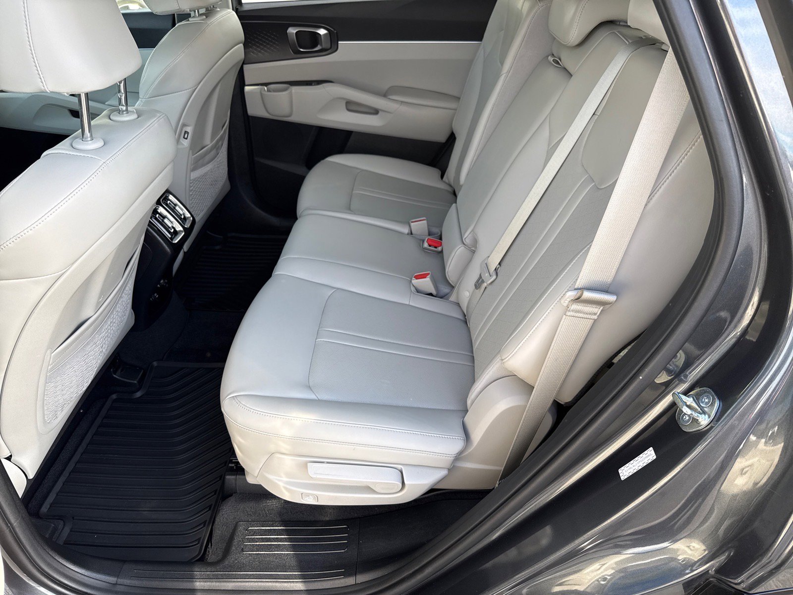 Used 2023 Kia Sorento S w/ Panoramic Sunroof Package image 11