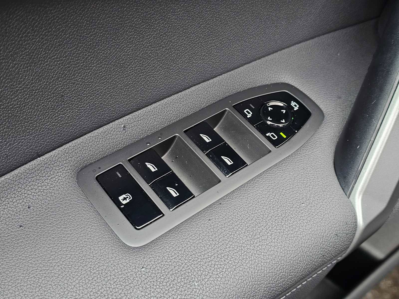 Used 2025 BMW iX xDrive50 w/ Sport Package image 23