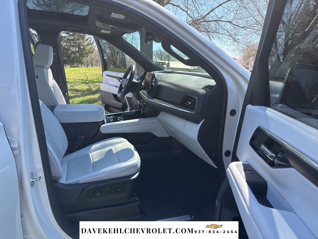 Used 2025 Chevrolet Tahoe Premier AWD/4WD image 24