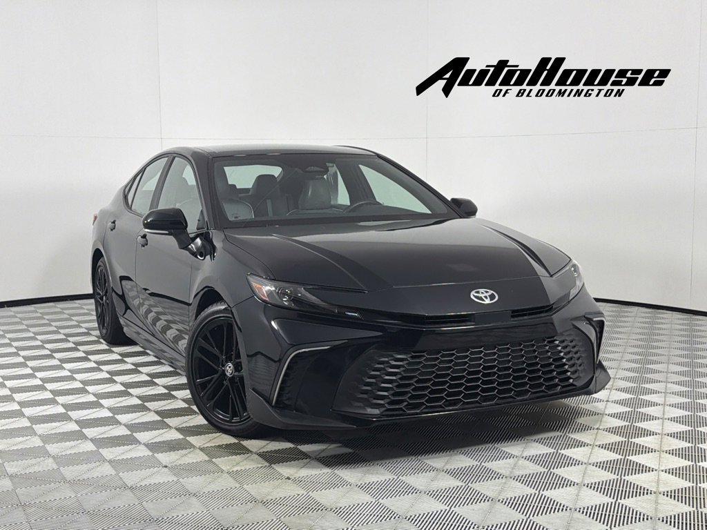 Used 2025 Toyota Camry SE FWD image 1