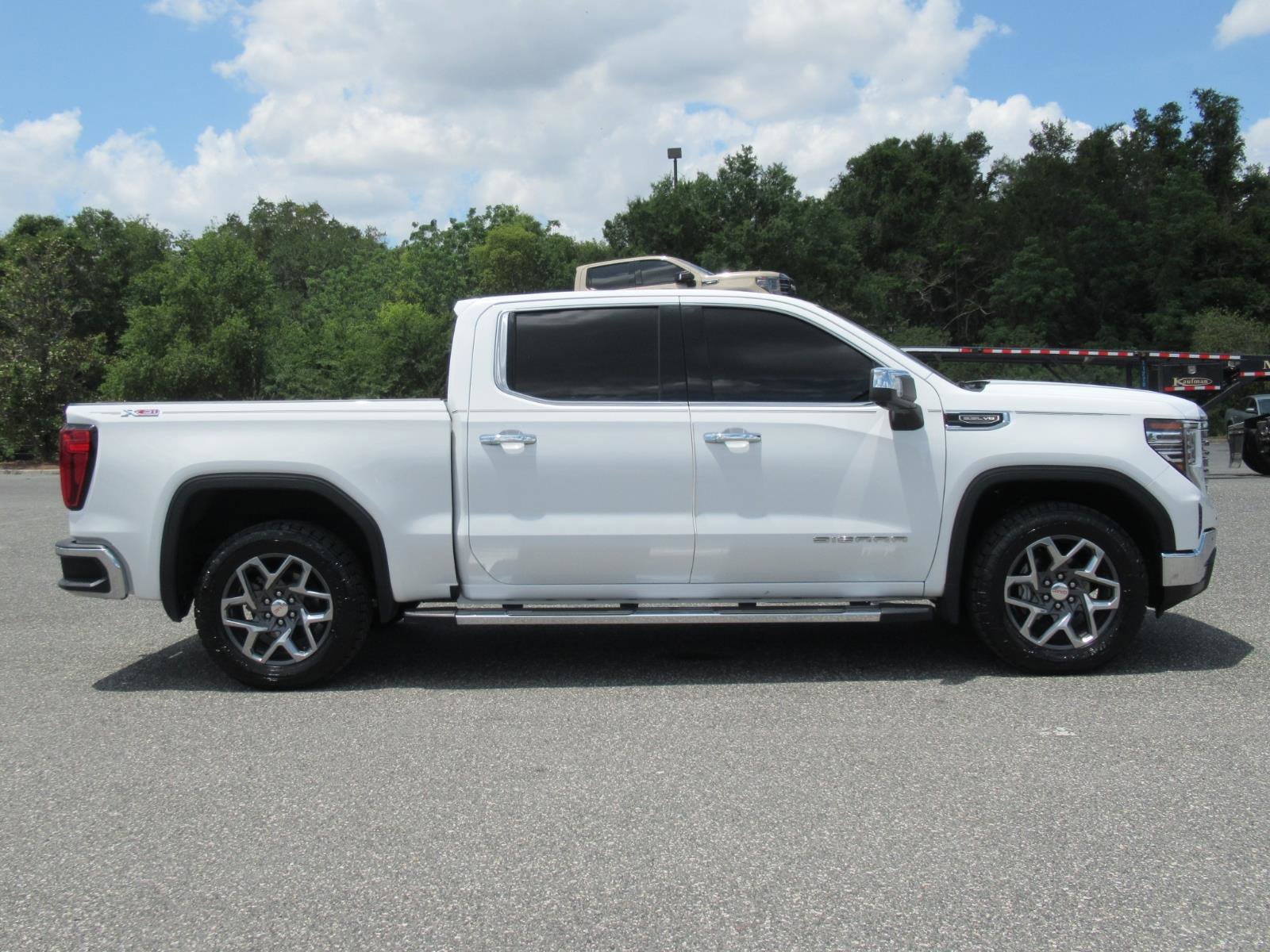 Used 2022 GMC Sierra 1500 SLT AWD/4WD image 2