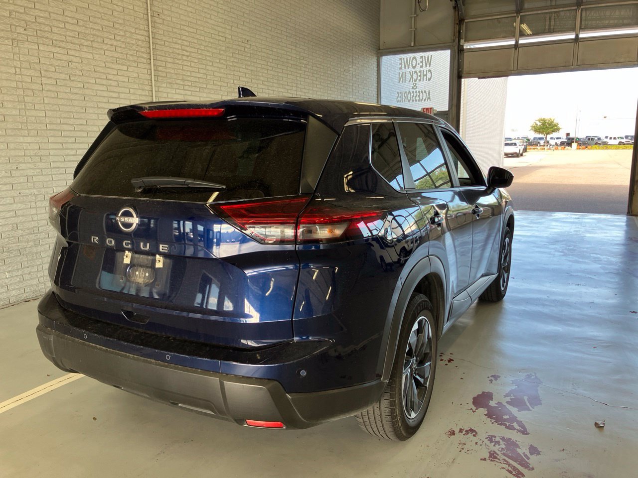 Used 2025 Nissan Rogue SV FWD image 3