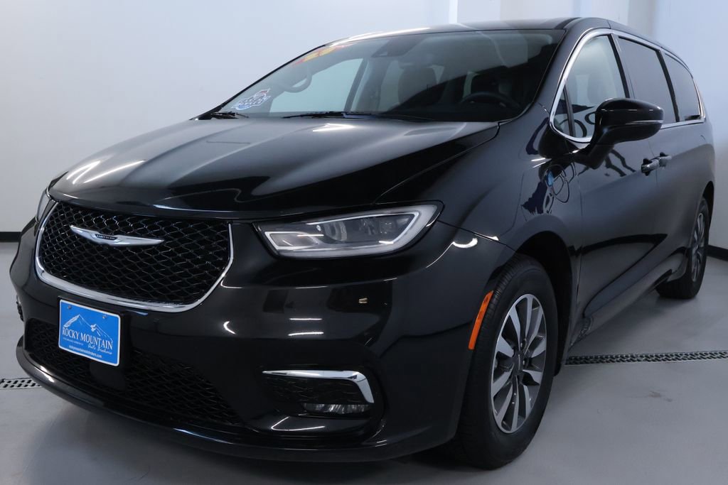 Used 2023 Chrysler Pacifica Touring-L image 3