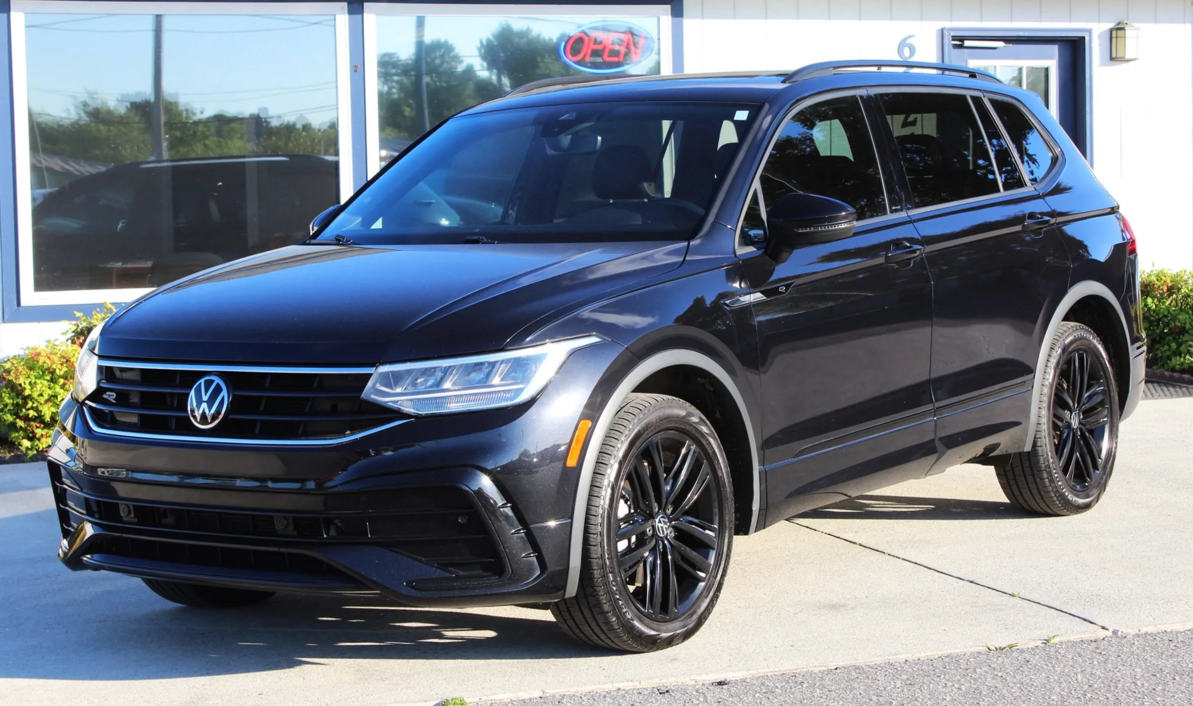 Used 2022 Volkswagen Tiguan SE R-Line FWD image 1