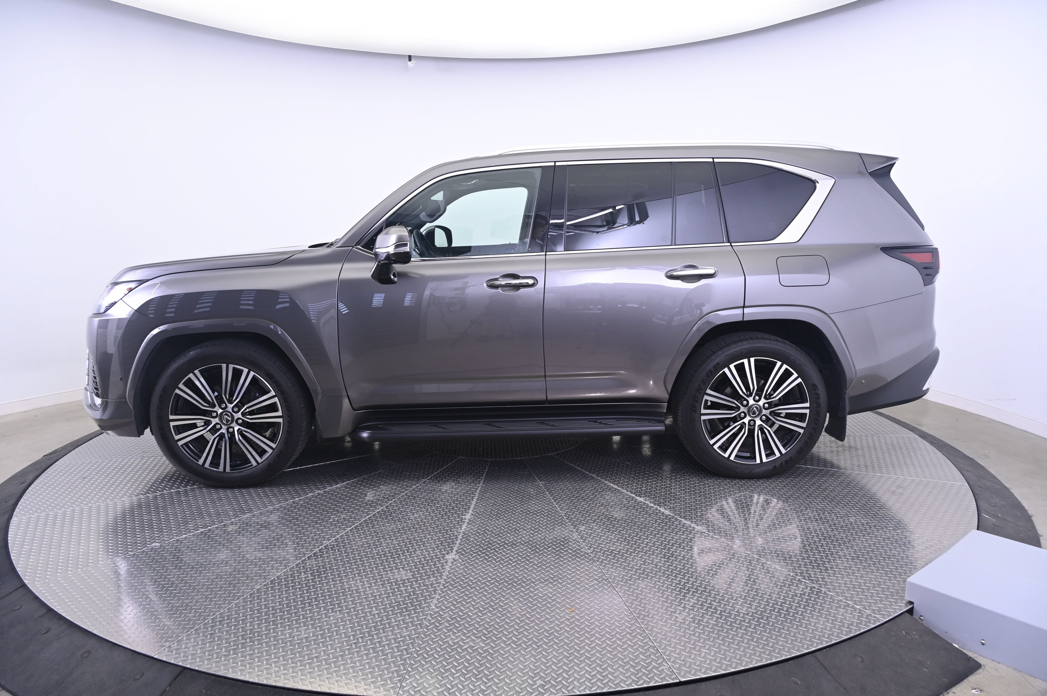 Used 2026 Lexus LX 700h Luxury AWD/4WD image 2
