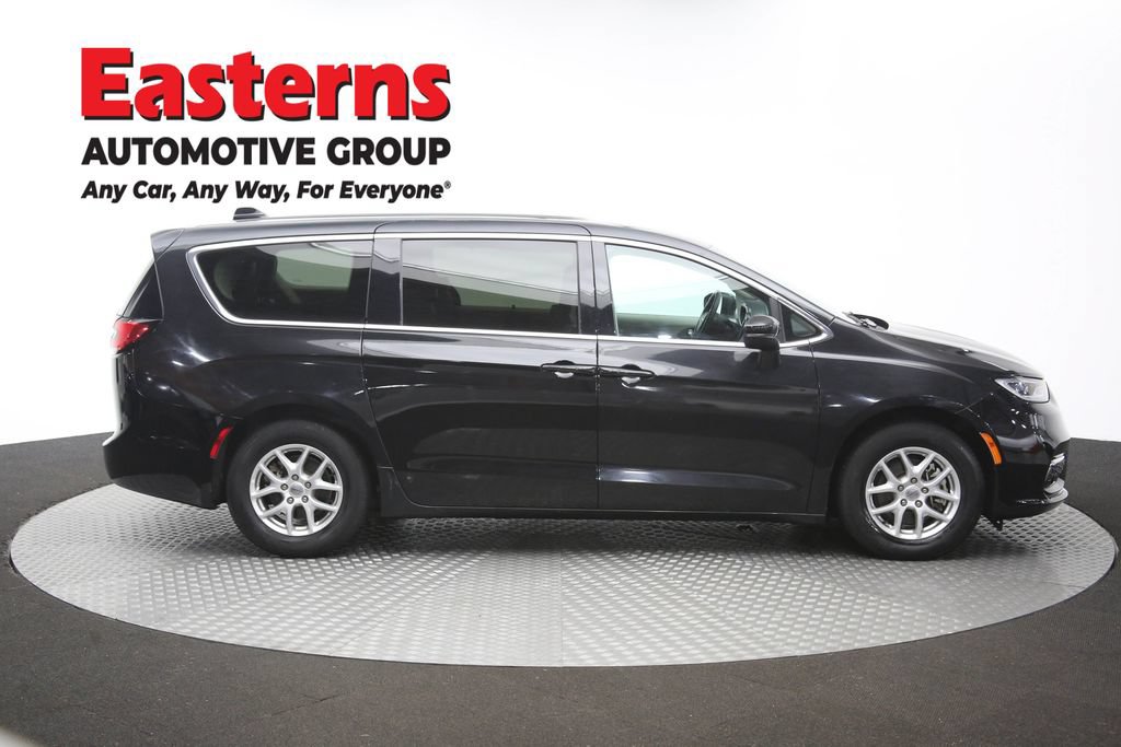 Used 2023 Chrysler Pacifica Touring-L FWD image 47