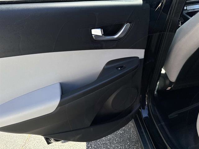 Used 2023 Hyundai Kona SE w/ Cargo Package FWD image 11
