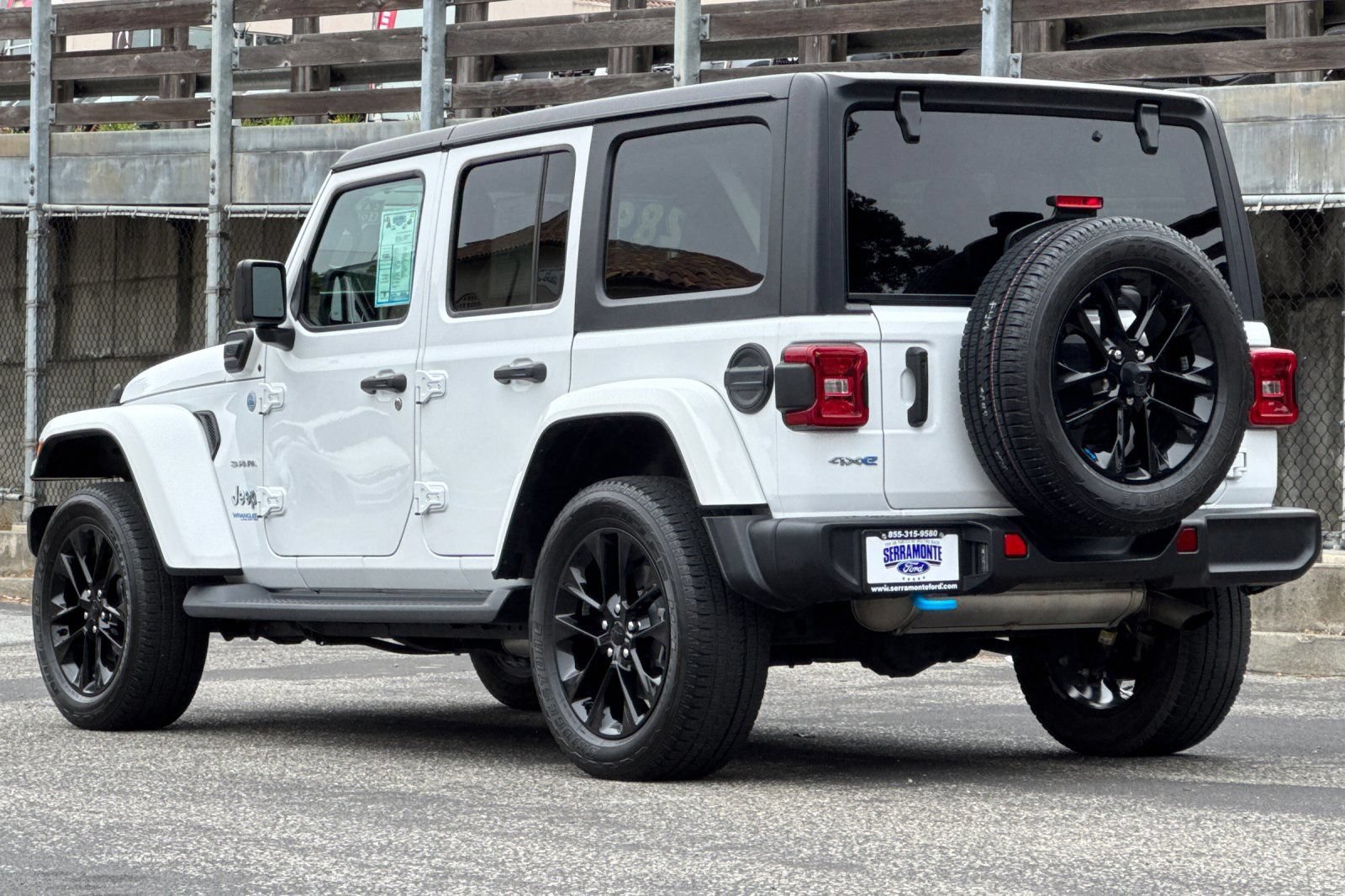 Used 2022 Jeep Wrangler Unlimited Sahara AWD/4WD image 8