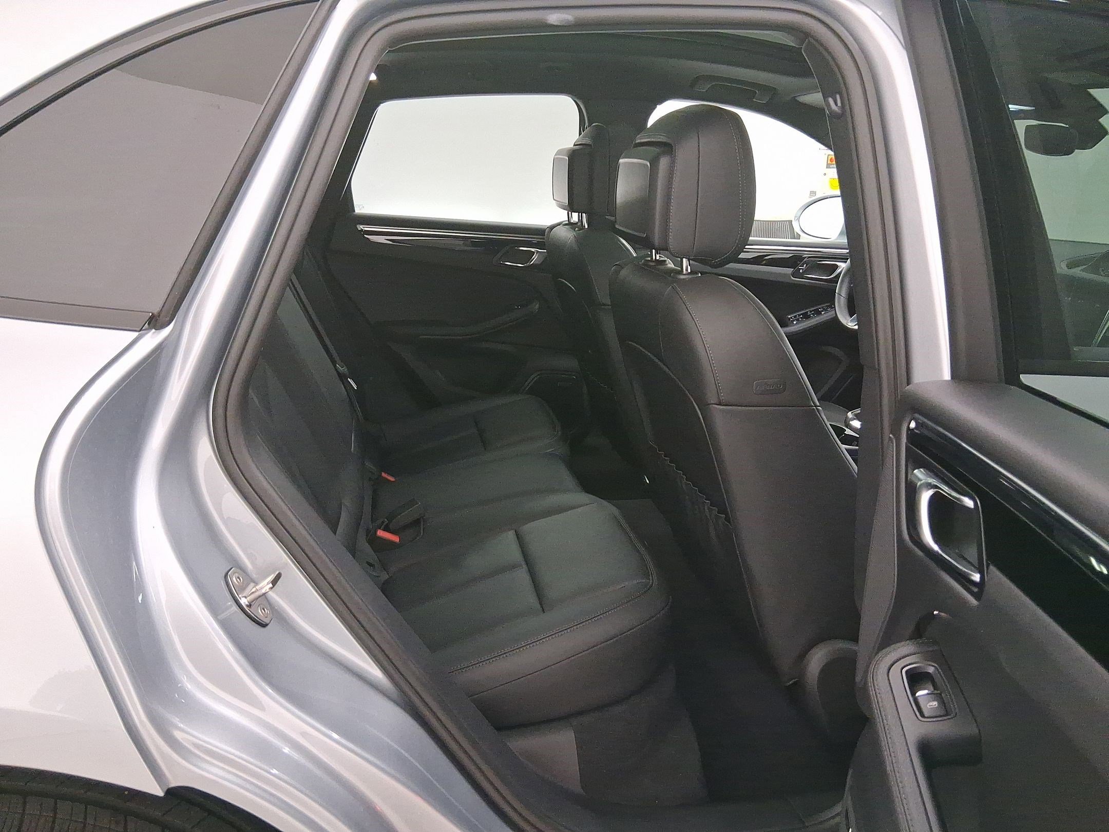 Used 2025 Porsche Macan AWD/4WD image 36