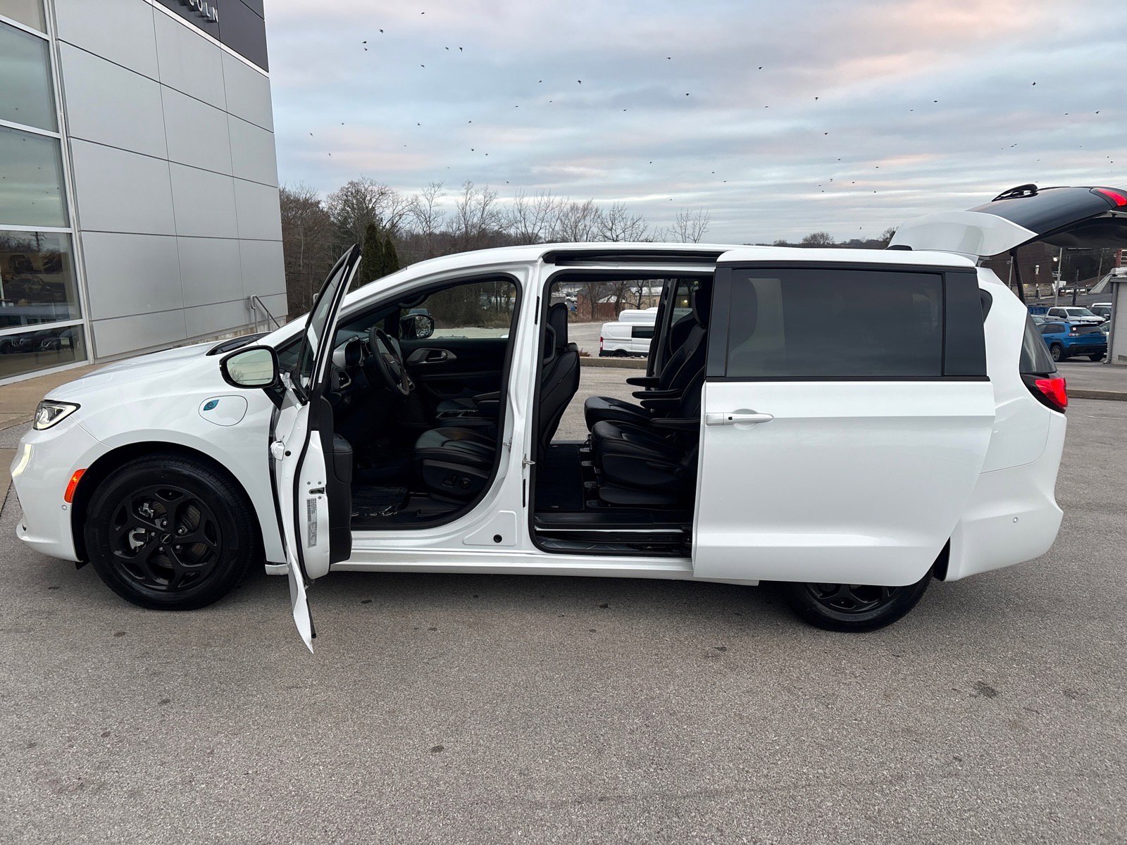 Used 2024 Chrysler Pacifica Select FWD image 22