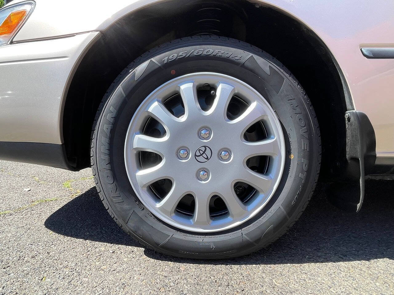 Used 1993 Toyota Corolla Deluxe FWD image 6