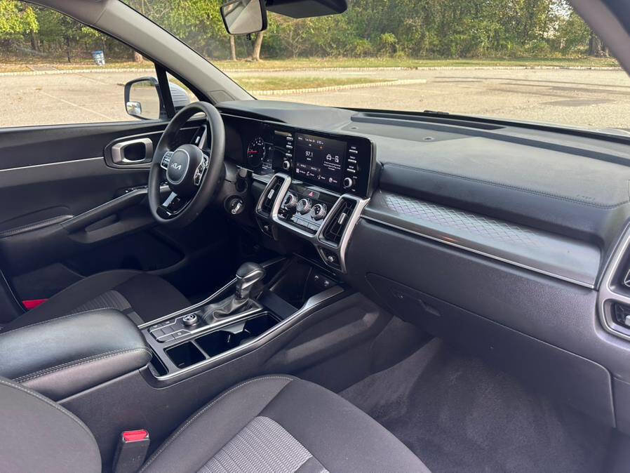 Used 2023 Kia Sorento LX image 25